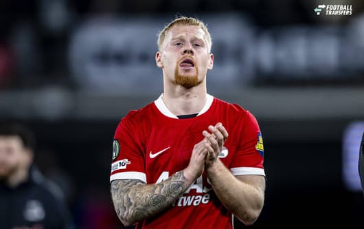 Mexx Meerdink heeft zijn stormachtige opmars bij AZ bekroond met zijn officiële debuut in het Nederlands elftal. Na het vertrek van Troy Parrott pakte de 23-jarige spits bij de Alkmaarders. Na blessureleed bij Oranje besloot bondscoach Xavi Her...