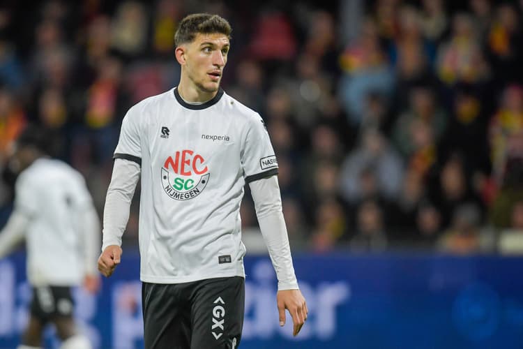 Ahmetcan Kaplan in het shirt van NEC