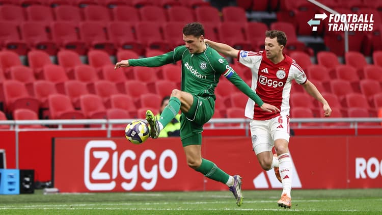 Stije Resink in duel met Youri Regeer tijdens de wedstrijd tussen Ajax en FC Groningen.
