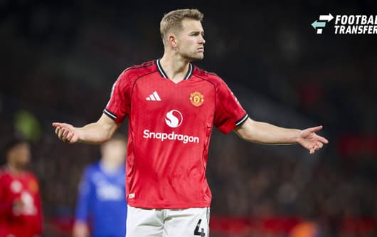 Manchester United, ManU v Everton, Premier League Manchester United defender Matthijs de Ligt (4) reacts gestures during the Manchester United v Everton Premier League match at Old Trafford, Manchester, England on 24 November 2025 Credit: Phil Dunca...