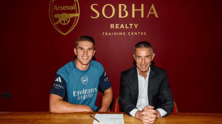 Gyokeres signing his Arsenal contract