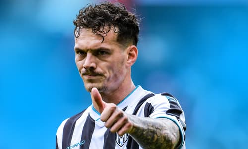 De prestaties van Jizz Hornkamp bij Heracles Almelo hebben de aandacht getrokken van analisten Ren&amp;eacute; Wagelaar en Fred van der Hoorn, die hem hebben getipt als mogelijke versterking voor FC Twente. In VoetbalTijd van 1Twente vertellen de ...