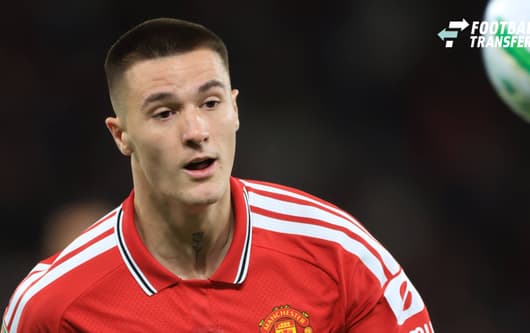 Manchester United, ManU v Brighton and Hove Albion - Carabao Cup Third Round Benjamin Sesko of Manchester United on the ball during the Carabao Cup Third Round match between Manchester United and Brighton &amp; Hove Albion at Old Trafford on Septemb...
