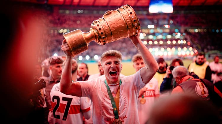 Stuttgart defender Finn Jeltsch with the DFB-Pokal