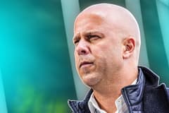 De Engelse media zijn kritisch op Liverpool-trainer Arne Slot na de 0-3 nederlaag tegen Crystal Palace in de League Cup. De zorgen over de prestaties van de Nederlandse coach nemen toe, en er wordt gespeculeerd over zijn toekomst bij de club. De m...