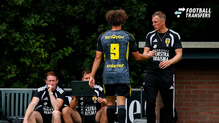 Johan Plat staat dit seizoen aan het roer bij SC Cambuur als hoofdtrainer.
