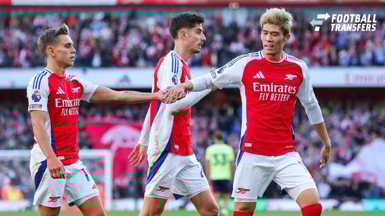 Takehiro Tomiyasu (rechts) in het shirt van Arsenal.