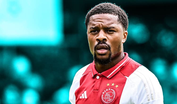 Chuba Akpom in het shirt van Ajax.