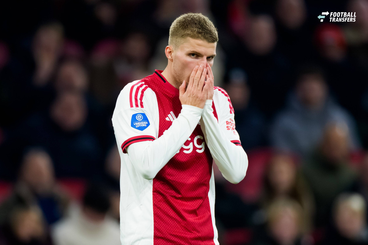 De transferzomer van 2026 is voor Anton Gaaei uitgelopen op een flinke deceptie, met zowel sportieve als financiële gevolgen voor Ajax. De 23-jarige rechtsback uit Denemarken zag een transfer naar de Bundesliga op de valreep klappen, terwijl zi...
