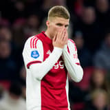 De transferzomer van 2026 is voor Anton Gaaei uitgelopen op een flinke deceptie, met zowel sportieve als financiële gevolgen voor Ajax. De 23-jarige rechtsback uit Denemarken zag een transfer naar de Bundesliga op de valreep klappen, terwijl zi...