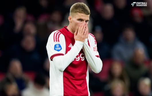 De transferzomer van 2026 is voor Anton Gaaei uitgelopen op een flinke deceptie, met zowel sportieve als financiële gevolgen voor Ajax. De 23-jarige rechtsback uit Denemarken zag een transfer naar de Bundesliga op de valreep klappen, terwijl zi...
