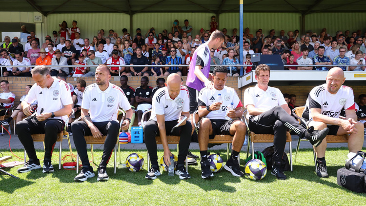 De technische staf van Ajax tijdens de voorbereiding, met John Heitinga als hoofdtrainer.