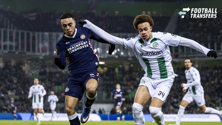Ryan Metu in actie namens FC Groningen: in duel met Sergiño Dest.