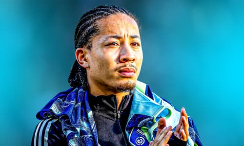 Kian Fitz-Jim lijkt dit seizoen geen rol van betekenis meer te spelen. De middenvelder komt amper in actie en lijkt aanspraak te mogen maken op een vertrek. Toch is een transfer van Fitz-Jim allerminst een zekerheid komende window. Ajax weet namel...