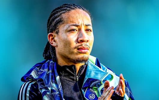 Kian Fitz-Jim lijkt dit seizoen geen rol van betekenis meer te spelen. De middenvelder komt amper in actie en lijkt aanspraak te mogen maken op een vertrek. Toch is een transfer van Fitz-Jim allerminst een zekerheid komende window. Ajax weet namel...