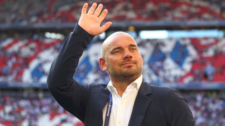 Wesley Sneijder (hier voorafgaand aan de Champions League finale van het seizoen 2024/25) moet volgens velen terugkeren bij Ajax.