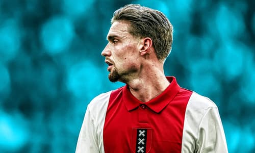 &nbsp;De toekomst van Kenneth Taylor bij de Amsterdammers lijkt nog altijd onzeker. Hoewel er donderdagavond geen concrete ontwikkelingen waren rond een mogelijke transfer, blijft de kans bestaan dat de middenvelder de club verlaat.Ondertussen hee...