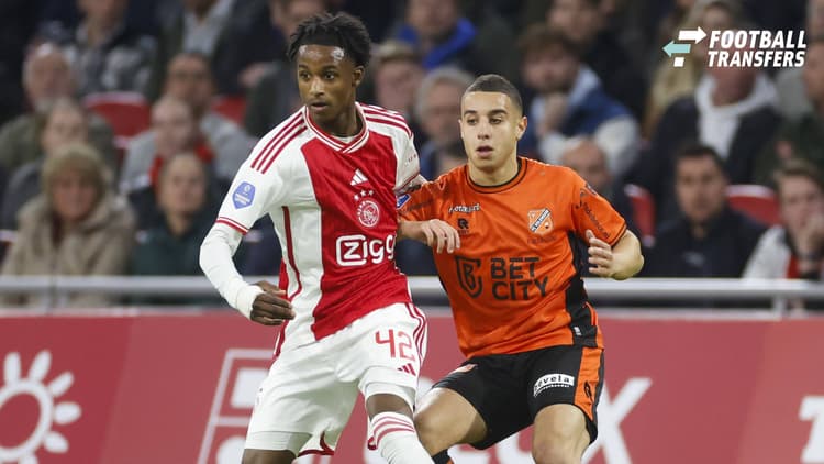 Ar'jany Martha in duel met Bilal Ould-Chikh tijdens zijn debuut in Ajax 1.
