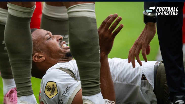 © IMAGO - Alassane Pléa raakte zondag tegen FC Twente ernstig geblesseerd. De aanvaller moest op krukken De Grolsch Veste verlaten en lijkt voorlopig uit de roulatie te zijn bij PSV.