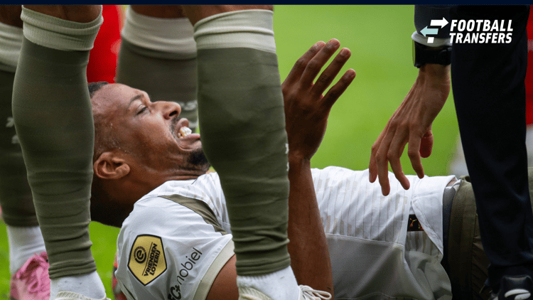 © IMAGO - Alassane Pléa raakte zondag tegen FC Twente ernstig geblesseerd. De aanvaller moest op krukken De Grolsch Veste verlaten en lijkt voorlopig uit de roulatie te zijn bij PSV.