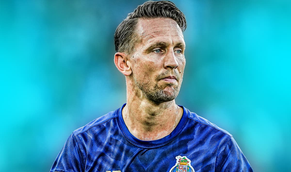 Luuk de Jong had zijn avontuur bij FC Porto wel anders voorgesteld. De 35-jarige aanvaller kwam afgelopen zomer transfervrij binnen, maar werd al gauw teruggeworpen door een ernstige kruisbandblessure. Met het einde van zijn contract in het zic...