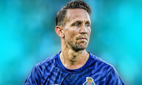 Luuk de Jong had zijn avontuur bij FC Porto wel anders voorgesteld. De 35-jarige aanvaller kwam afgelopen zomer transfervrij binnen, maar werd al gauw teruggeworpen door een ernstige kruisbandblessure. Met het einde van zijn contract in het zic...