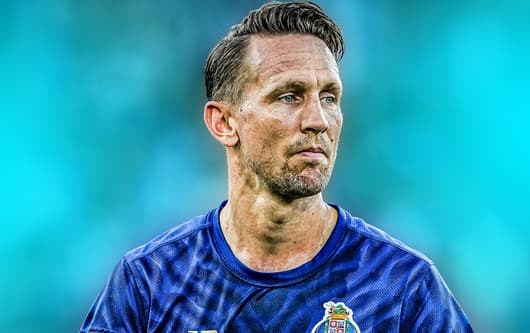 Luuk de Jong had zijn avontuur bij FC Porto wel anders voorgesteld. De 35-jarige aanvaller kwam afgelopen zomer transfervrij binnen, maar werd al gauw teruggeworpen door een ernstige kruisbandblessure. Met het einde van zijn contract in het zic...