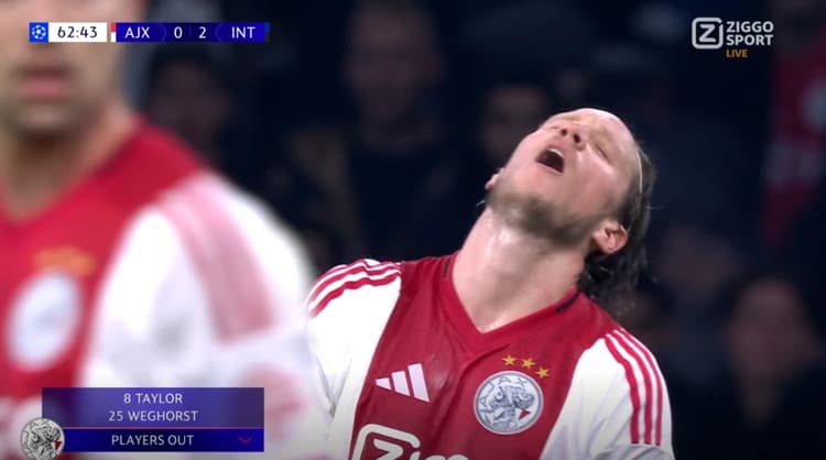 De reactie van Wout Weghorst nadat hij zag dat Kasper Dolberg in het veld kwam en hijzelf naar de kant werd gehaald.