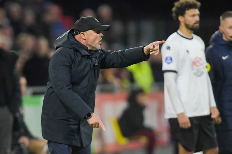 Dick Schreuder geeft aanwijzingen aan zijn ploeg