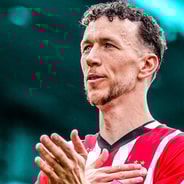 PSV moet zich plotseling gaan voorbereiden op een mogelijk vertrek van Ivan Perisic. Inter heeft de 36-jarige Kroaat op de radar staan, zo meldt de Italiaanse sportjournalist Pasquale Guarro.
De Milanezen zijn op zoek naar een extra wingback, med...