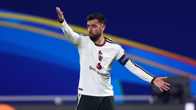 Manchester United is in gesprek met Bruno Fernandes over een nieuw contract. Maar beide partijen komen er vooralsnog niet uit.