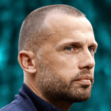 De druk op Ajax-trainer Johnny Heitinga neemt toe na een stroeve seizoensstart. Ondanks een 2-0 overwinning op promovendus Telstar, dankzij twee doelpunten van Wout Weghorst, is de onvrede over de speelwijze van de Amsterdammers duidelijk voelbaar...