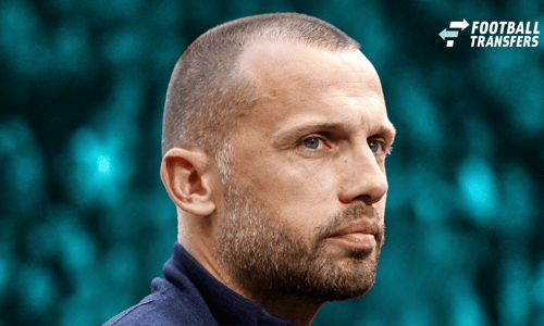 De druk op Ajax-trainer Johnny Heitinga neemt toe na een stroeve seizoensstart. Ondanks een 2-0 overwinning op promovendus Telstar, dankzij twee doelpunten van Wout Weghorst, is de onvrede over de speelwijze van de Amsterdammers duidelijk voelbaar...