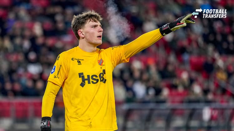 Kayne van Oevelen in actie tegen AZ met FC Volendam.