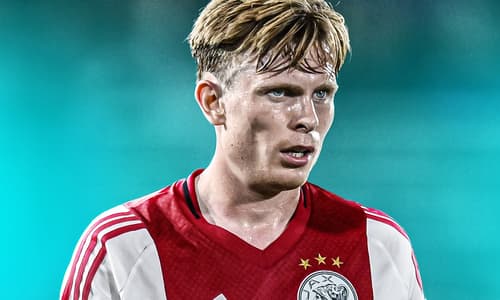 Oliver Edvardsen lijkt niet meer in de plannen van Ajax voor te komen. De aanvaller kwam in 2025 over van Go Ahead Eagles, maar is nu al overbodig. Opvallend is dat Ajax nu al winst kan boeken bij een eventueel vertrek van de Noorse buitenspeler, ...