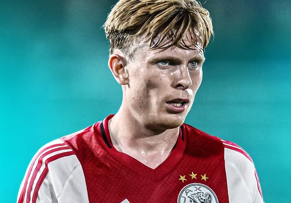 Oliver Edvardsen lijkt niet meer in de plannen van Ajax voor te komen. De aanvaller kwam in 2025 over van Go Ahead Eagles, maar is nu al overbodig. Opvallend is dat Ajax nu al winst kan boeken bij een eventueel vertrek van de Noorse buitenspeler, ...