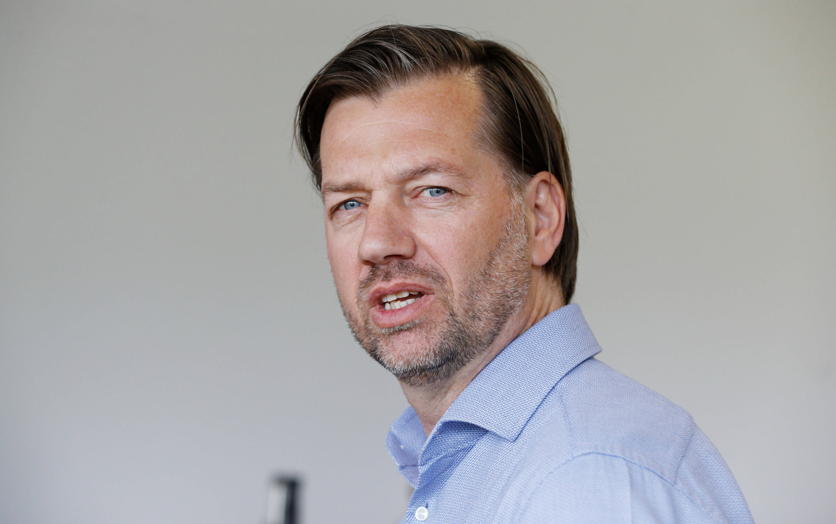 Vitesse heeft Bernard Schuiteman op het oog als nieuwe technisch directeur. De 52-jarige oud-prof moet in Arnhem de leiding krijgen over het technische beleid en de sportieve wederopbouw gaan vormgeven, zo meldt De Telegraaf. Het is de bedoelin...