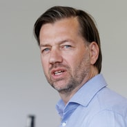 Vitesse heeft Bernard Schuiteman op het oog als nieuwe technisch directeur. De 52-jarige oud-prof moet in Arnhem de leiding krijgen over het technische beleid en de sportieve wederopbouw gaan vormgeven, zo meldt De Telegraaf. Het is de bedoelin...