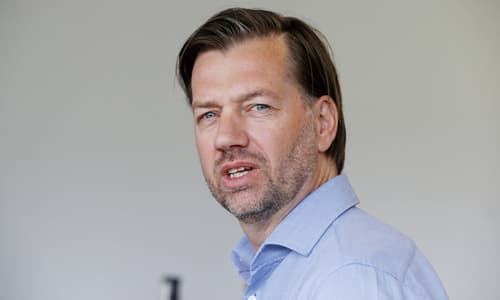 Vitesse heeft Bernard Schuiteman op het oog als nieuwe technisch directeur. De 52-jarige oud-prof moet in Arnhem de leiding krijgen over het technische beleid en de sportieve wederopbouw gaan vormgeven, zo meldt De Telegraaf. Het is de bedoelin...