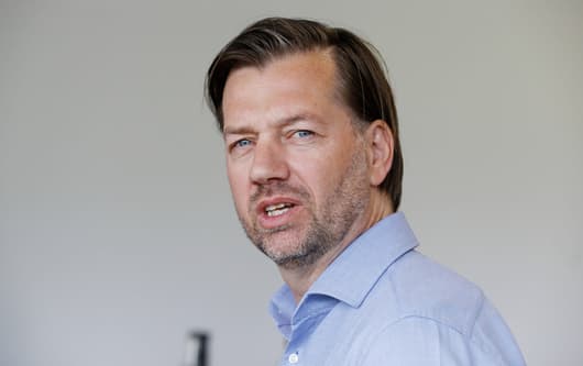 Vitesse heeft Bernard Schuiteman op het oog als nieuwe technisch directeur. De 52-jarige oud-prof moet in Arnhem de leiding krijgen over het technische beleid en de sportieve wederopbouw gaan vormgeven, zo meldt De Telegraaf. Het is de bedoelin...