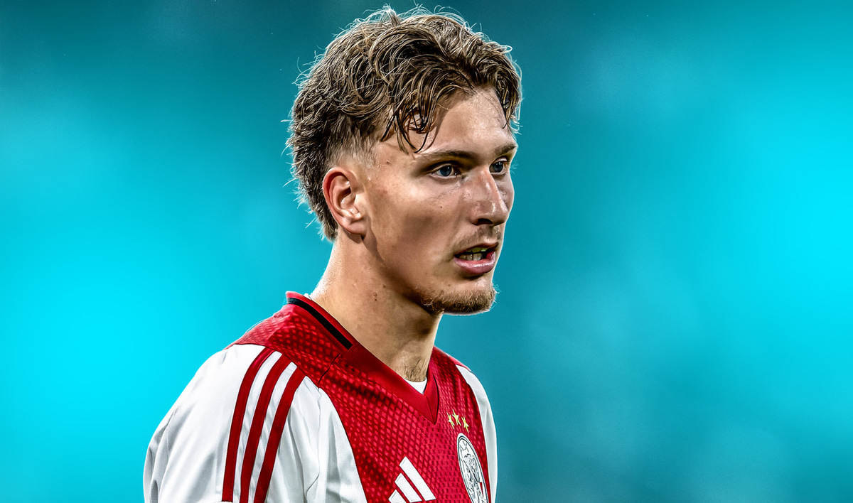 Mika Godts kan Ajax komende transferperiode achter zich laten. De aanvaller staat namelijk in de belangstelling van AS Roma, dat bereid is om de portemonnee te trekken voor Godts. De Belgische buitenspeler kwam in 2023 bij Ajax terecht, nadat de c...
