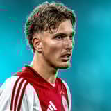 Mika Godts kan Ajax komende transferperiode achter zich laten. De aanvaller staat namelijk in de belangstelling van AS Roma, dat bereid is om de portemonnee te trekken voor Godts. De Belgische buitenspeler kwam in 2023 bij Ajax terecht, nadat de c...