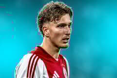 Mika Godts kan Ajax komende transferperiode achter zich laten. De aanvaller staat namelijk in de belangstelling van AS Roma, dat bereid is om de portemonnee te trekken voor Godts. De Belgische buitenspeler kwam in 2023 bij Ajax terecht, nadat de c...