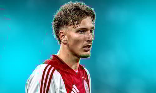 Mika Godts kan Ajax komende transferperiode achter zich laten. De aanvaller staat namelijk in de belangstelling van AS Roma, dat bereid is om de portemonnee te trekken voor Godts. De Belgische buitenspeler kwam in 2023 bij Ajax terecht, nadat de c...