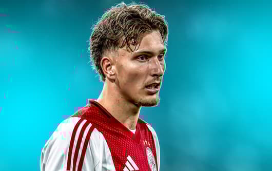 Mika Godts kan Ajax komende transferperiode achter zich laten. De aanvaller staat namelijk in de belangstelling van AS Roma, dat bereid is om de portemonnee te trekken voor Godts. De Belgische buitenspeler kwam in 2023 bij Ajax terecht, nadat de c...