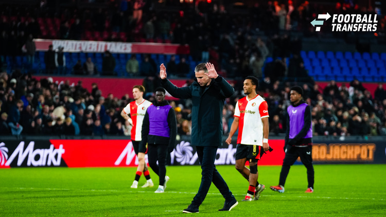 Na de uitschakeling in de beker biedt Robin van Persie zijn verontschuldigingen aan bij het aanwezige publiek.