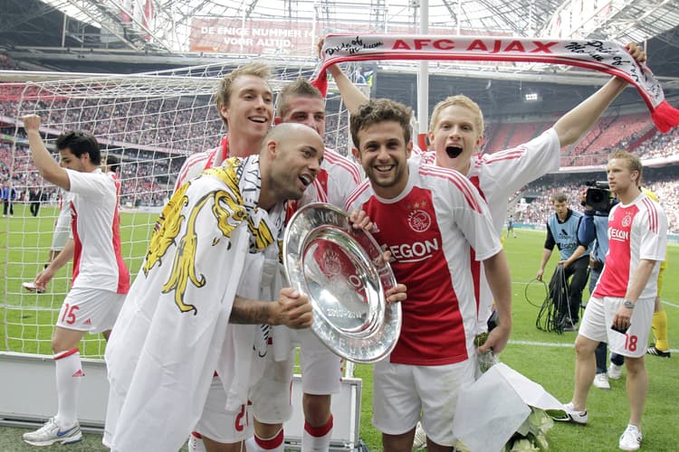 Demy de Zeeuw viert feest met zijn ploeggenoten na het behalen van de landstitel