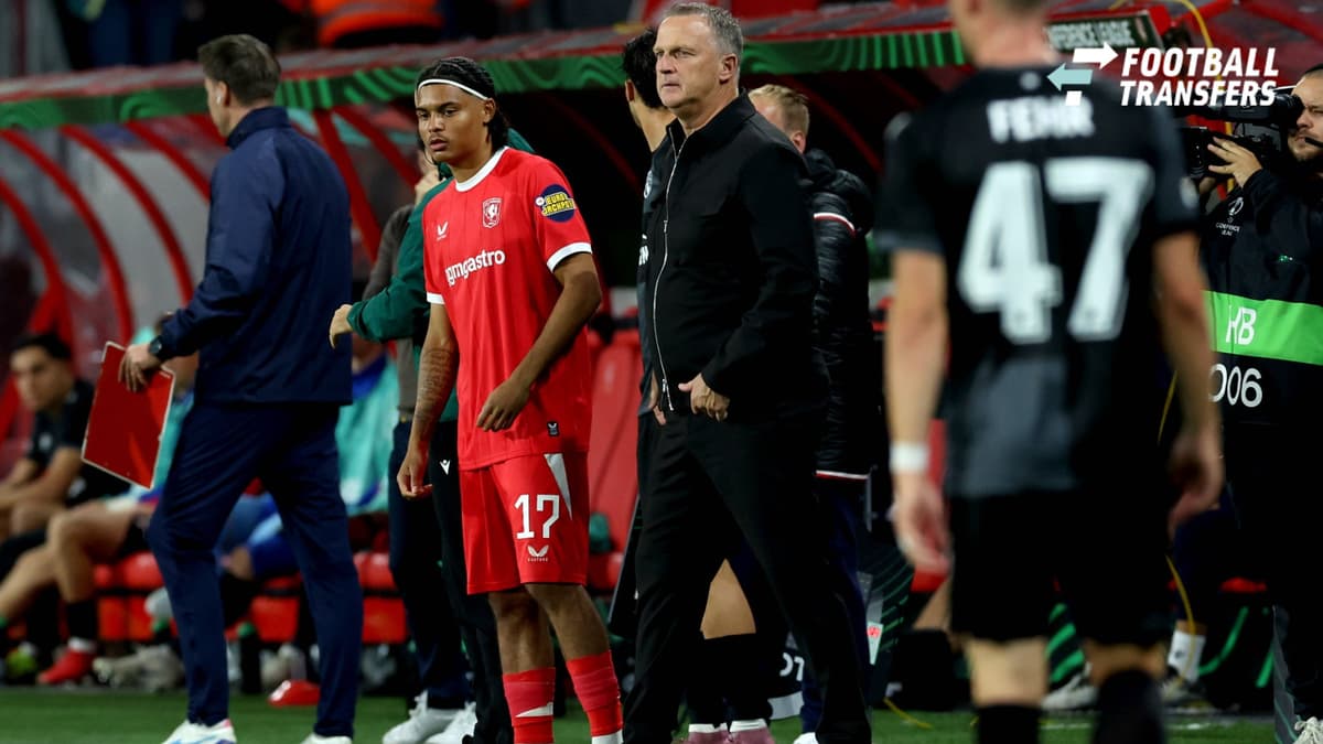 ENSCHEDE FC Twente coach John van den Brom with FC Twente forward Filip Thorvaldsen during the UEFA Conference League match between FC Twente and FC Thun at Grolsch Veste on October 15, 2026, in Enschede, the Netherlands PETER LOUS EYE4IMAGES DeFodi...