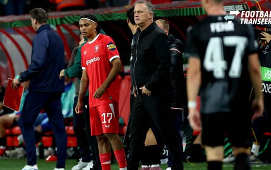 ENSCHEDE FC Twente coach John van den Brom with FC Twente forward Filip Thorvaldsen during the UEFA Conference League match between FC Twente and FC Thun at Grolsch Veste on October 15, 2026, in Enschede, the Netherlands PETER LOUS EYE4IMAGES DeFodi...