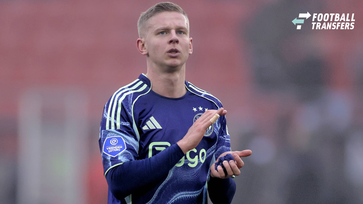 Oleksandr Zinchenko bedankt het Ajax-publiek na afloop van zijn debuut.